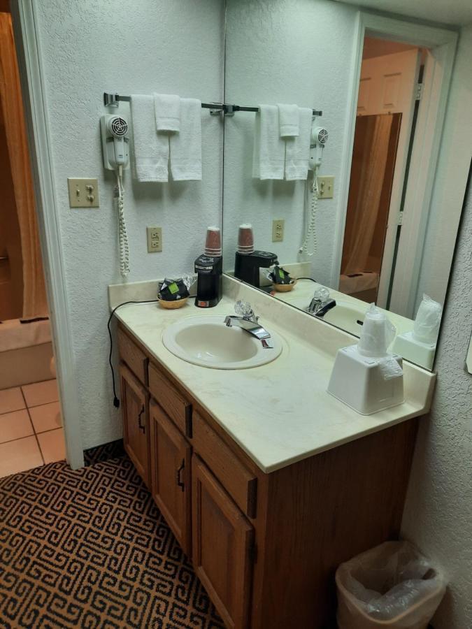 Blue Ribbon Inn And Suites Sallisaw Exterior foto